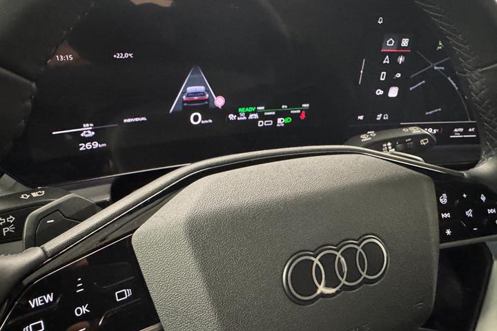 Grå Audi Q6 e-tron fra 2025