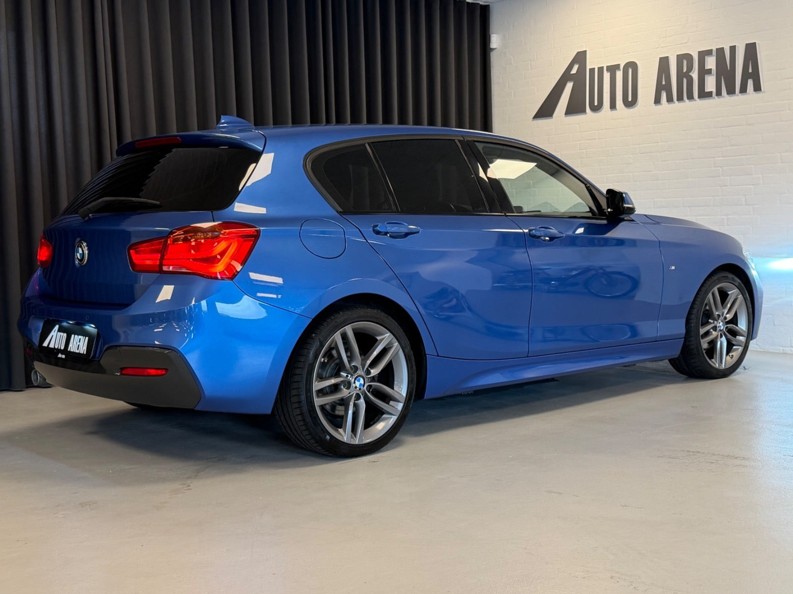 Blå BMW 118d fra 2019