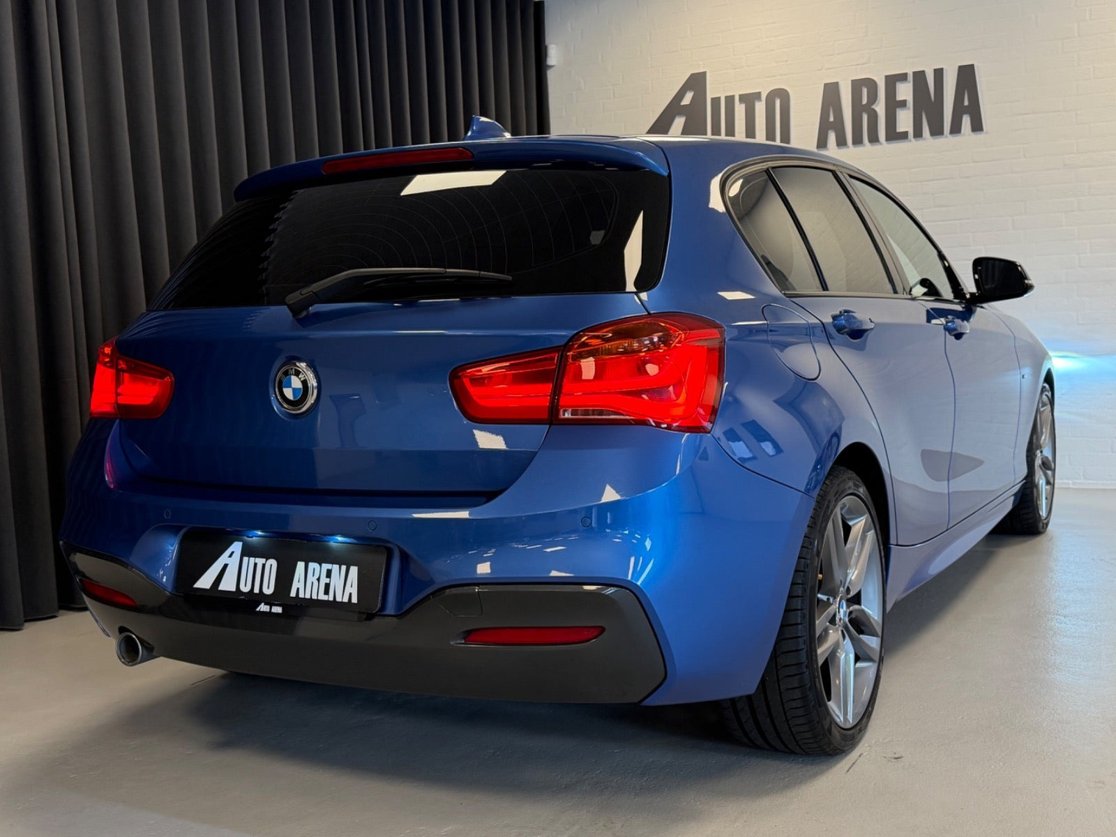 Blå BMW 118d fra 2019