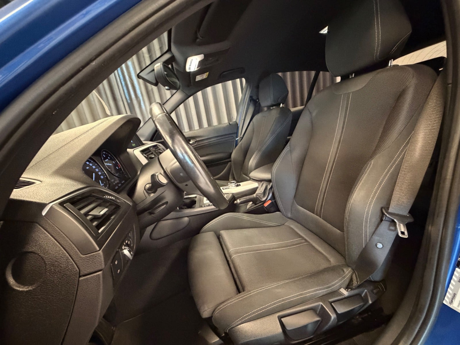 Blå BMW 118d fra 2019