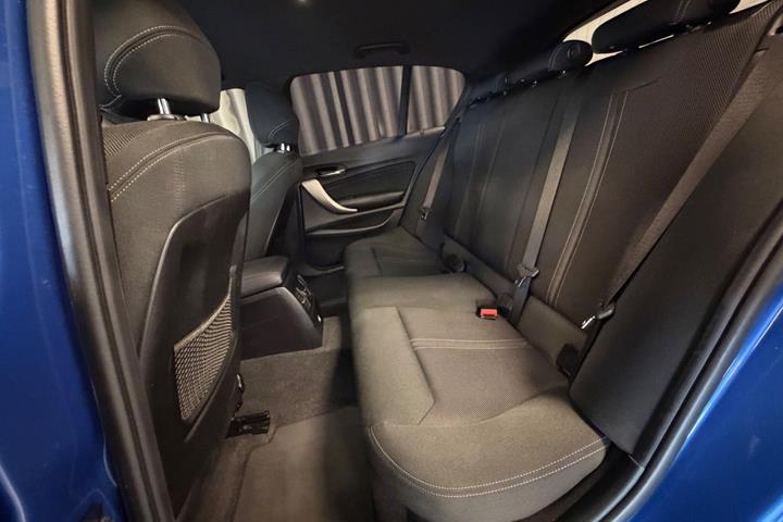 Blå BMW 118d fra 2019