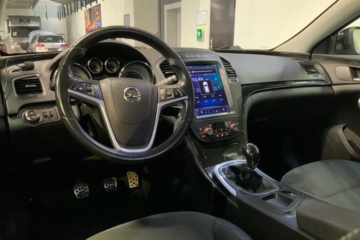Sort Opel Insignia fra 2010