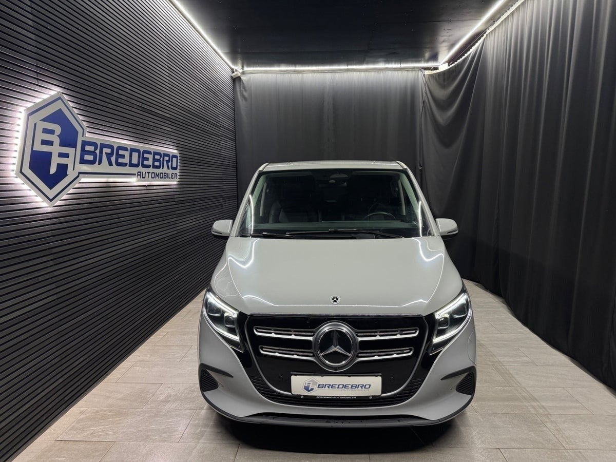 Grå Mercedes EQV300 fra 2024