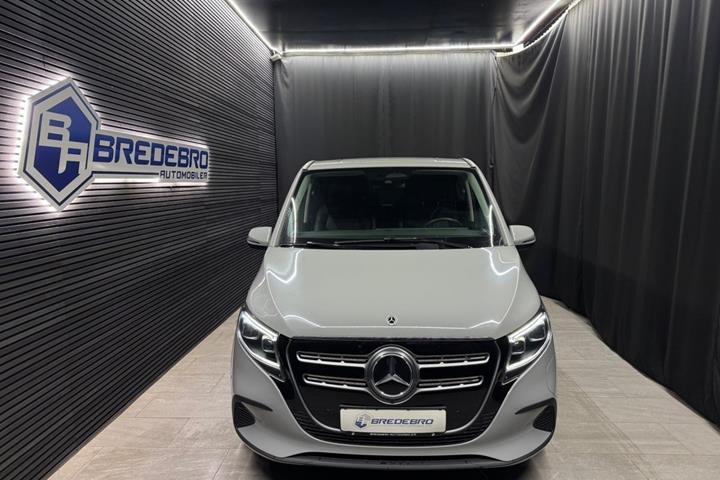Grå Mercedes EQV300 fra 2024