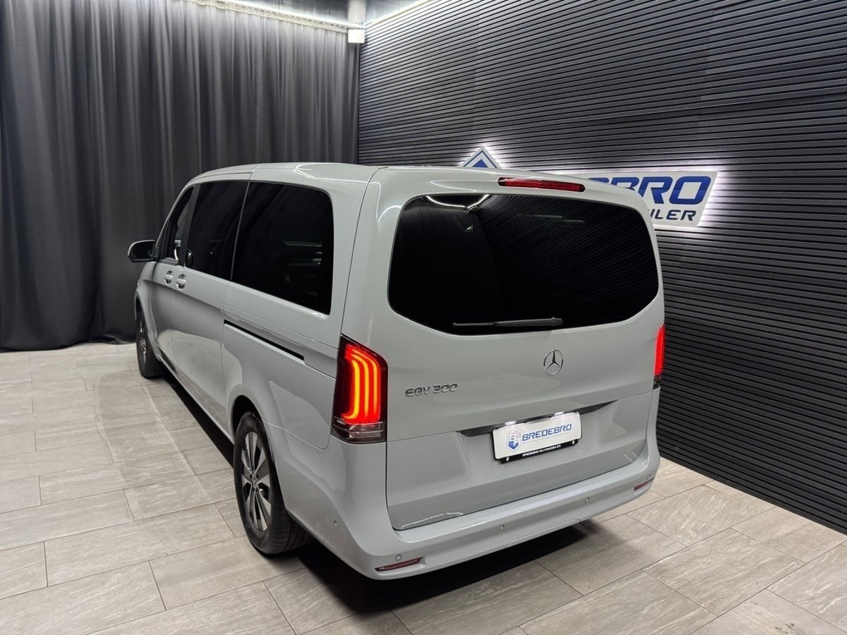 Grå Mercedes EQV300 fra 2024