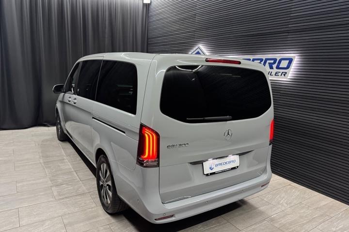 Grå Mercedes EQV300 fra 2024