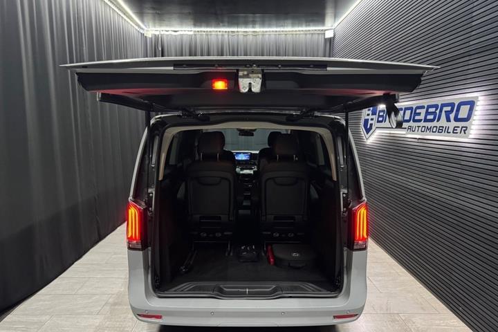 Grå Mercedes EQV300 fra 2024