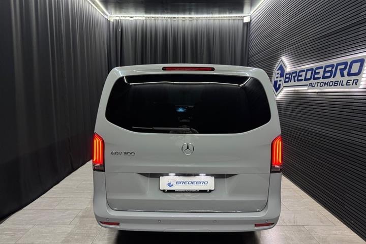 Grå Mercedes EQV300 fra 2024