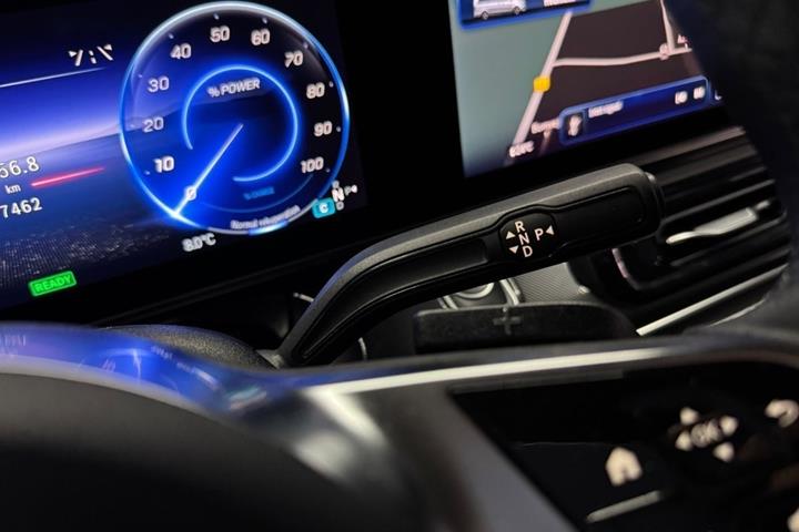 Grå Mercedes EQV300 fra 2024