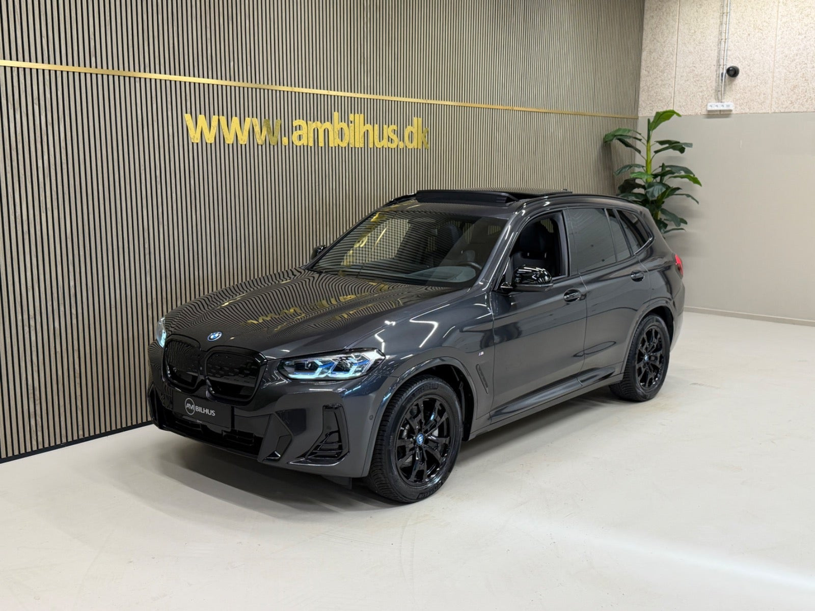 Grå BMW iX3 fra 2024