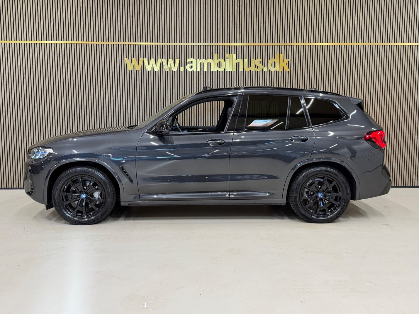 Grå BMW iX3 fra 2024