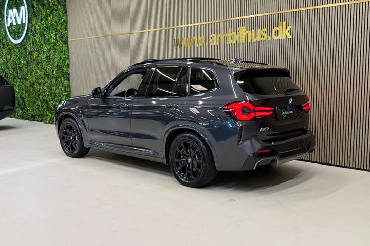 Grå BMW iX3 fra 2024