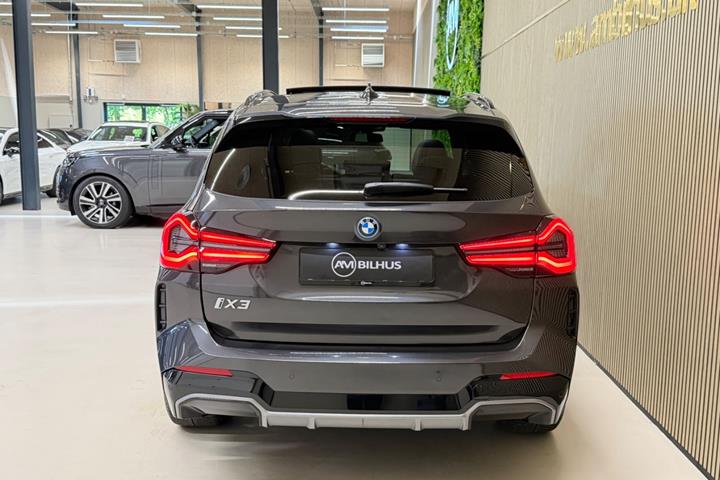 Grå BMW iX3 fra 2024