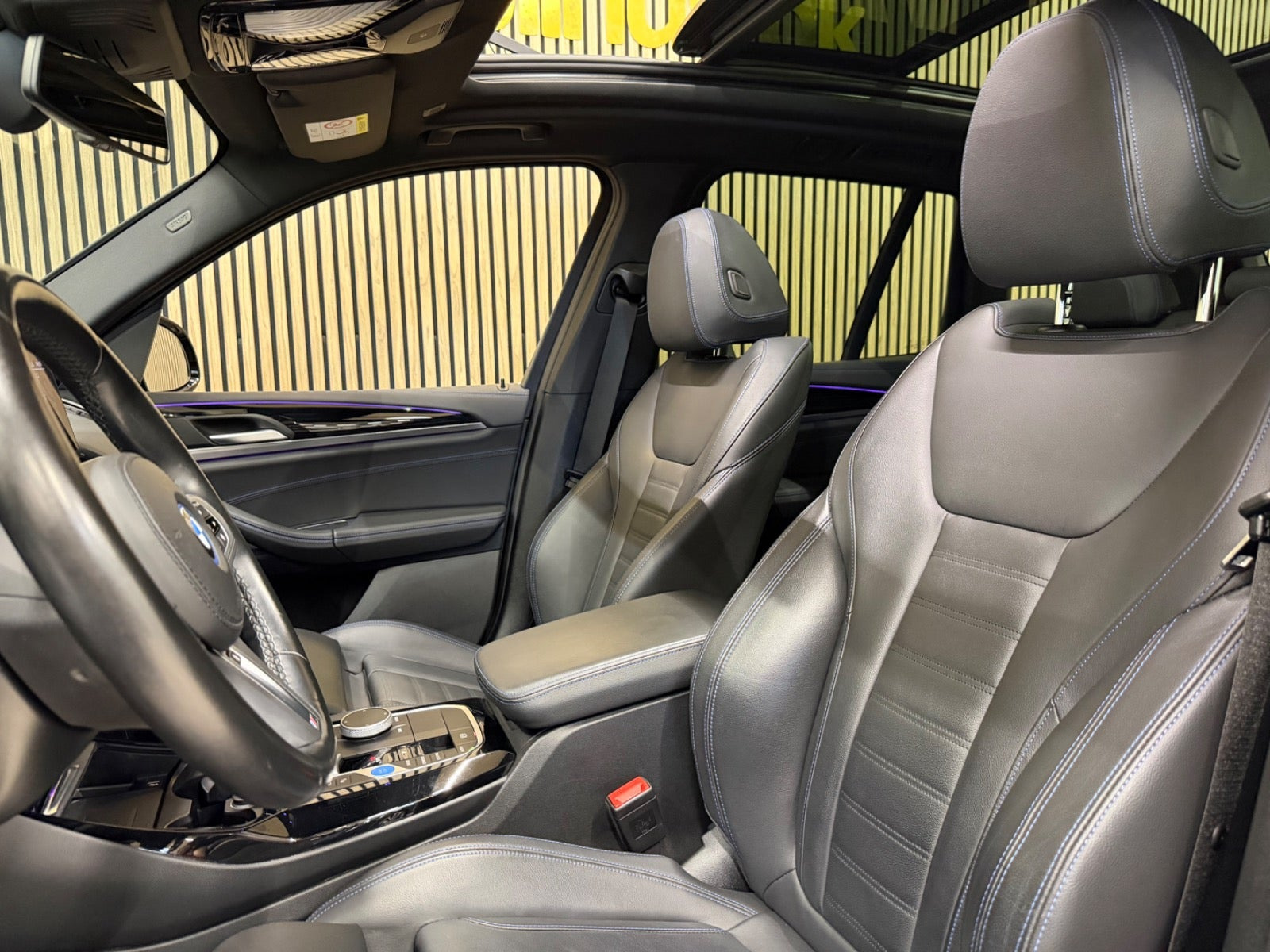 Grå BMW iX3 fra 2024