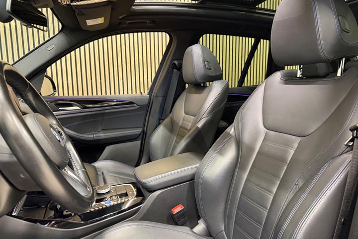 Grå BMW iX3 fra 2024
