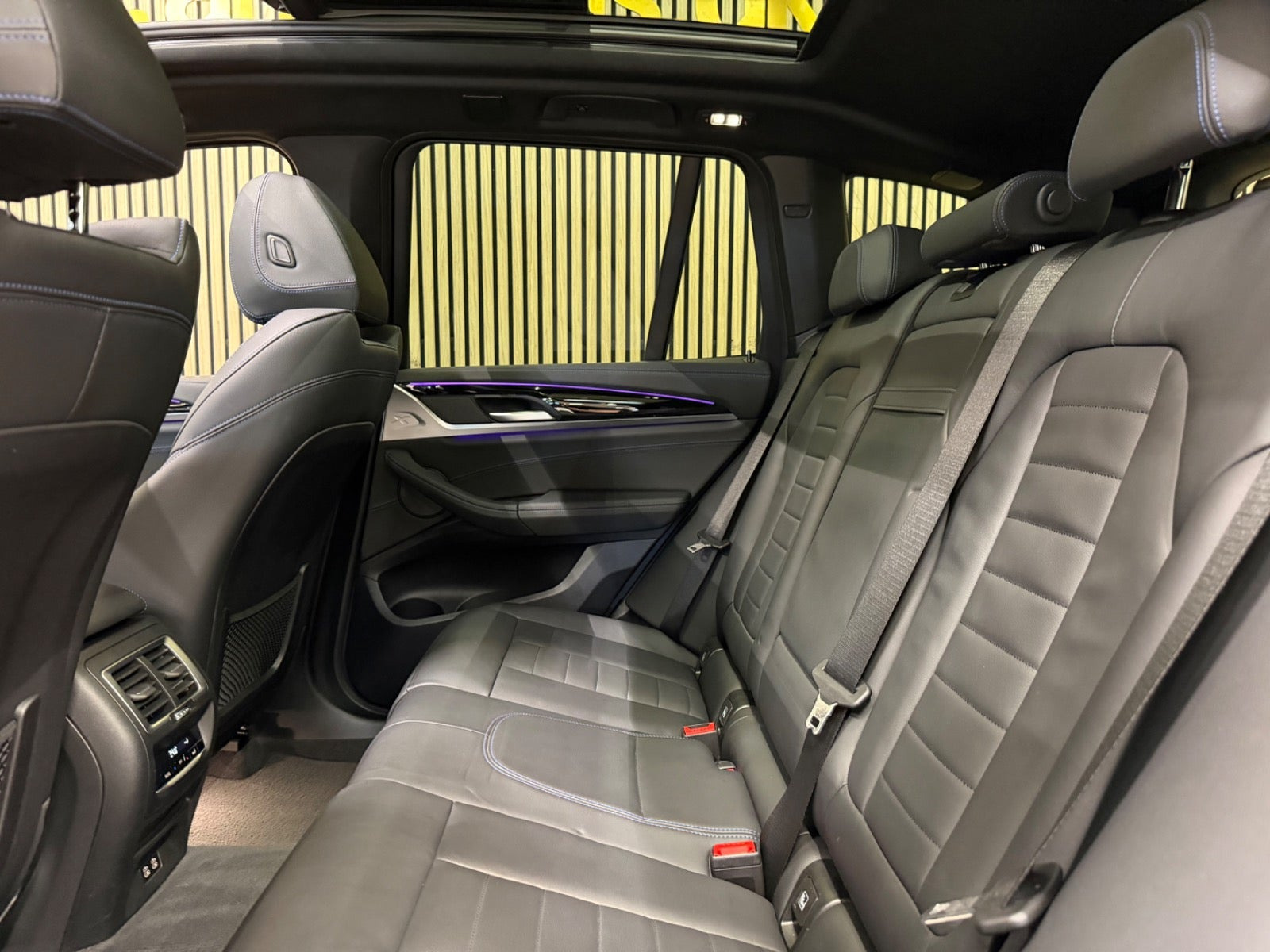 Grå BMW iX3 fra 2024
