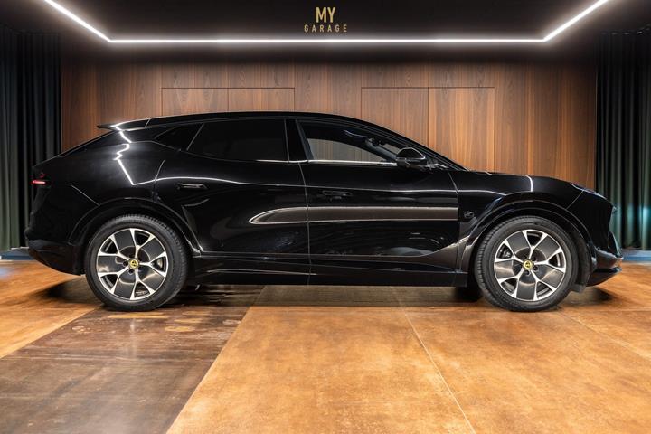 Sort Lotus Eletre fra 2024