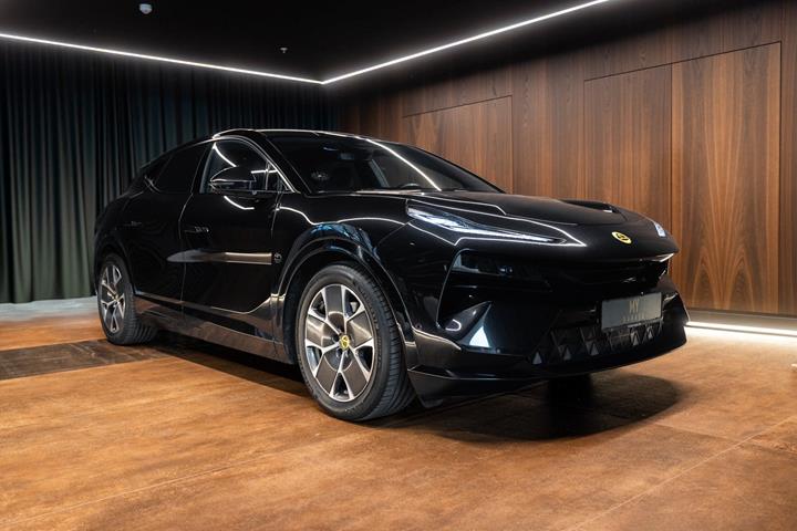 Sort Lotus Eletre fra 2024