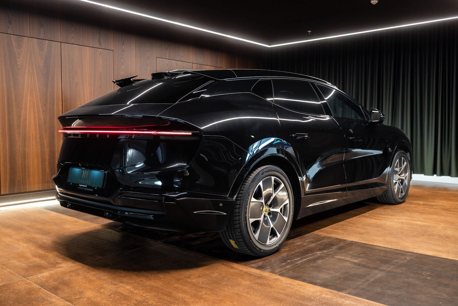 Sort Lotus Eletre fra 2024