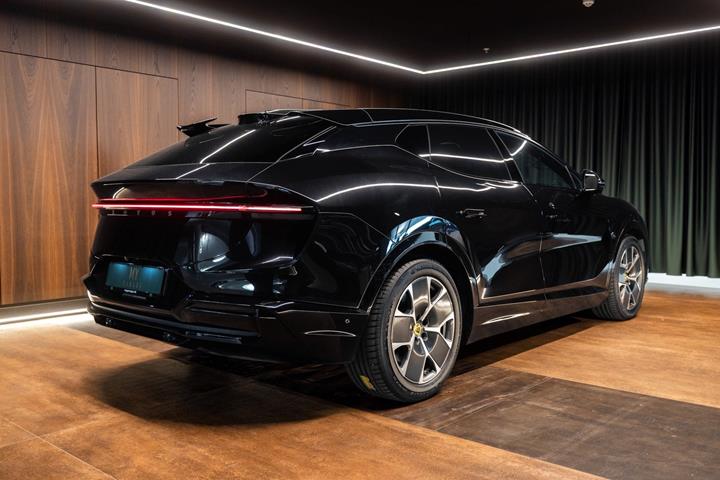 Sort Lotus Eletre fra 2024