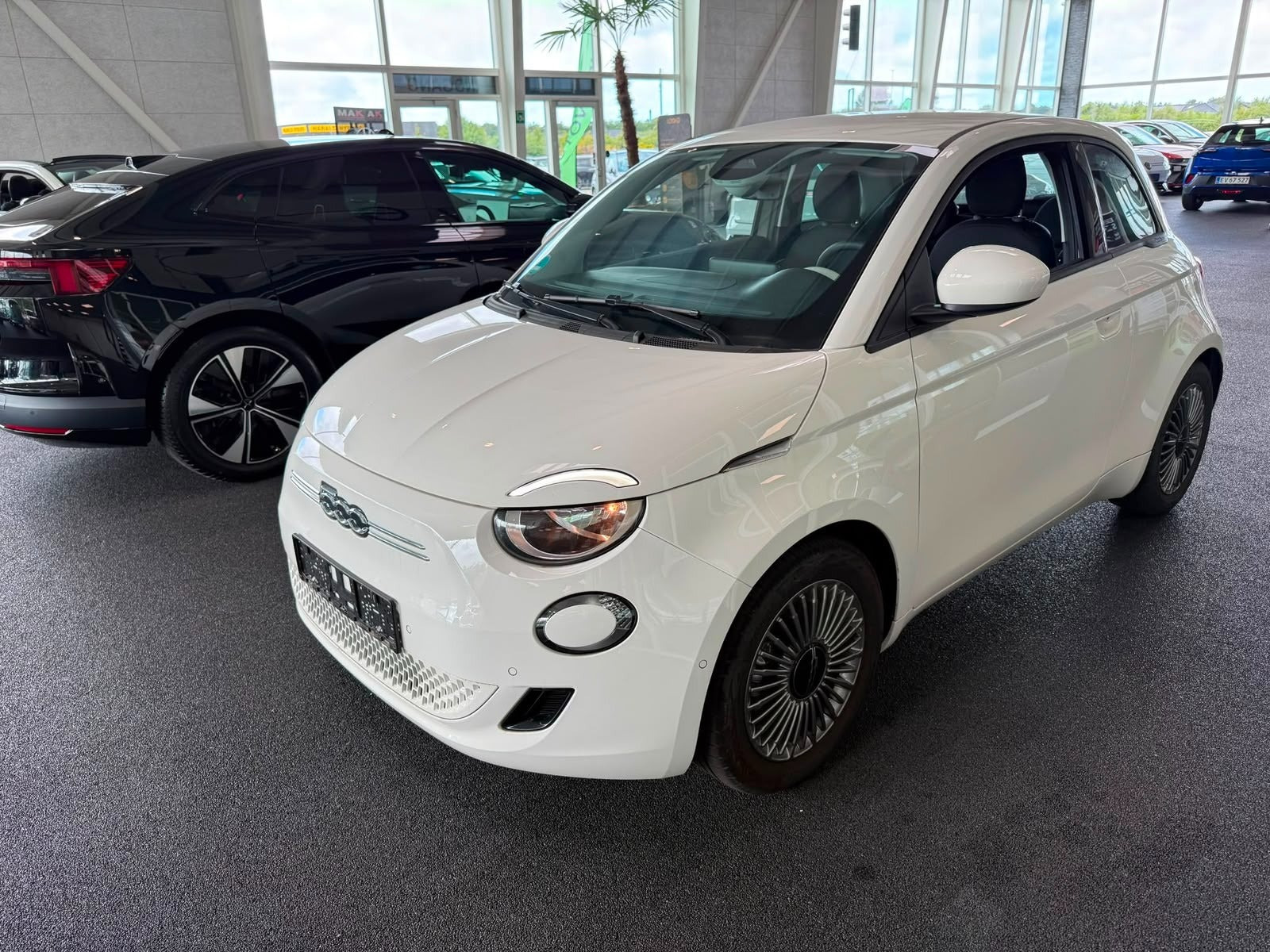Hvid Fiat 500e fra 2023