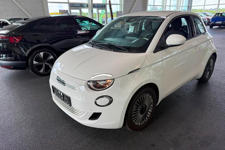 Hvid Fiat 500e fra 2023