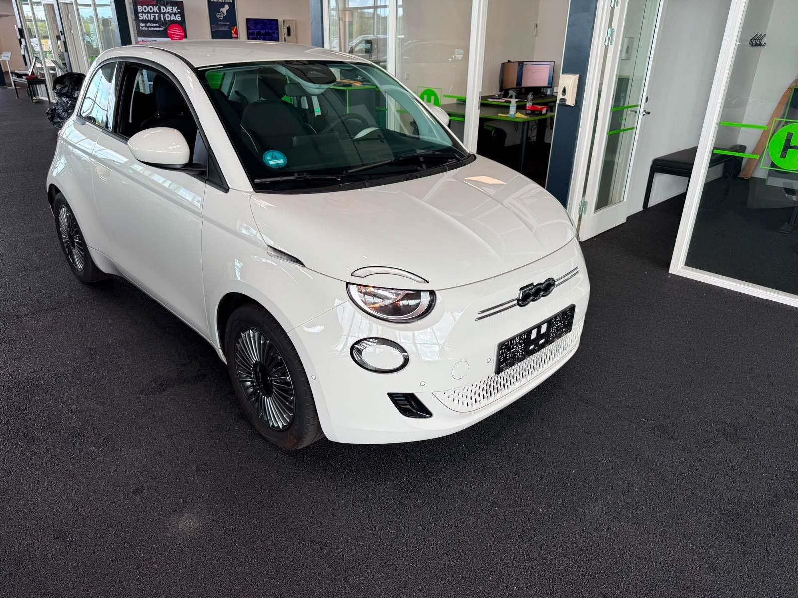Hvid Fiat 500e fra 2023