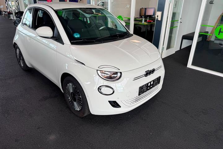 Hvid Fiat 500e fra 2023