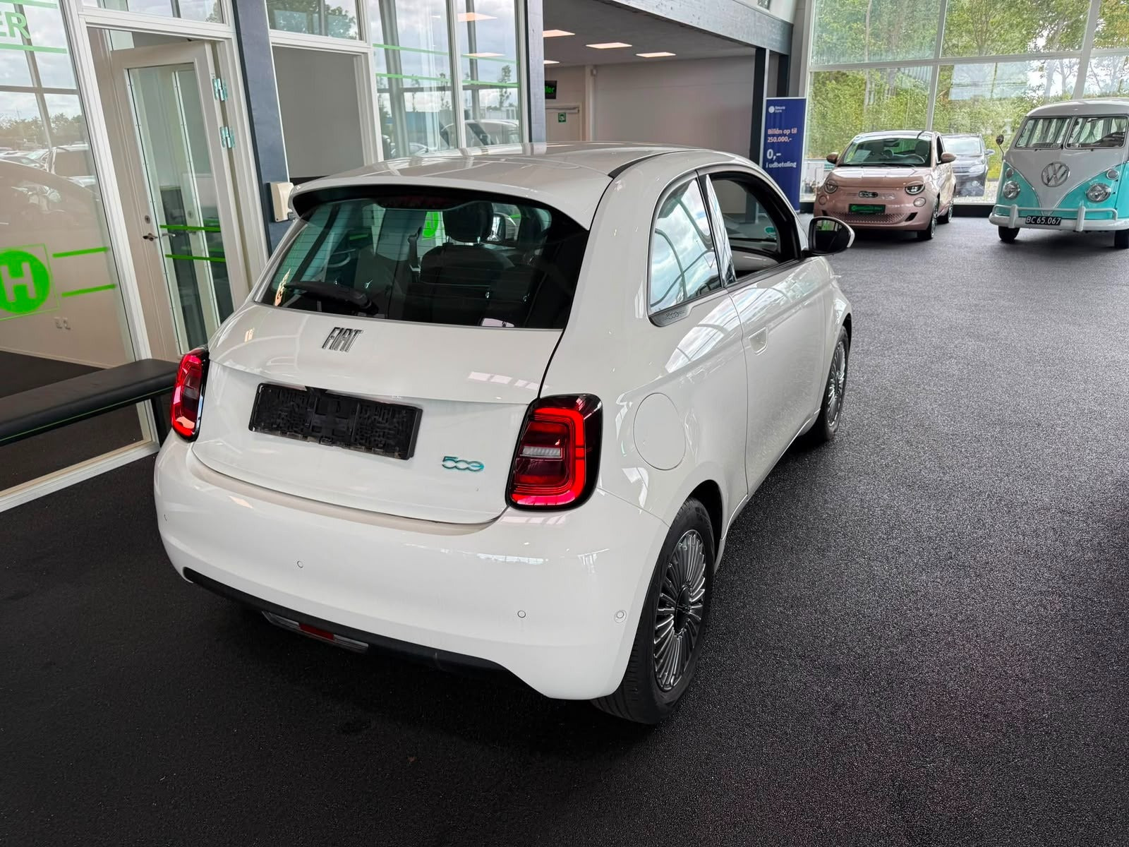 Hvid Fiat 500e fra 2023