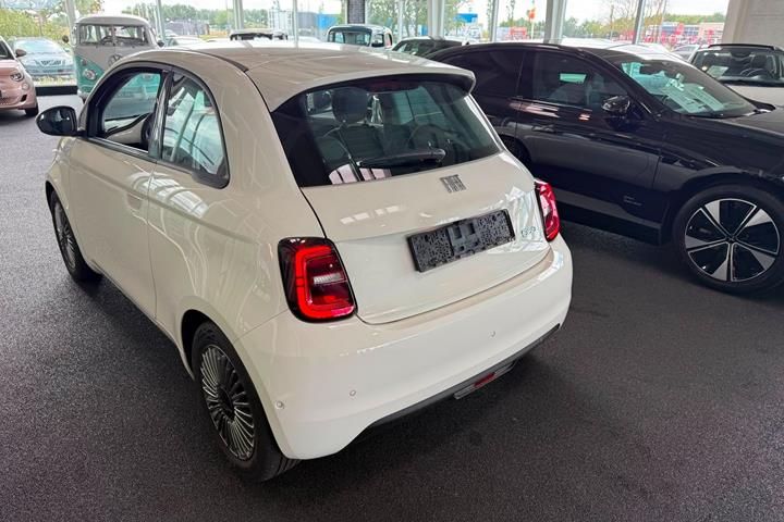Hvid Fiat 500e fra 2023
