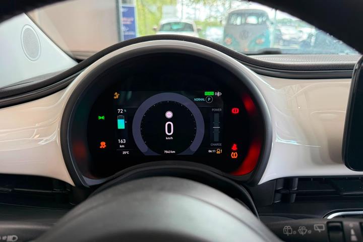 Hvid Fiat 500e fra 2023