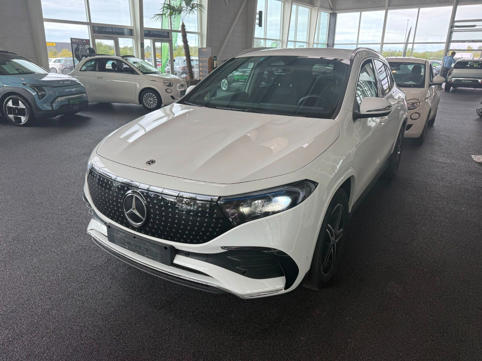 Hvid Mercedes EQA250+ fra 2024