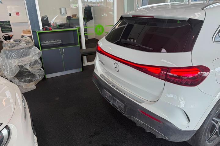 Hvid Mercedes EQA250+ fra 2024