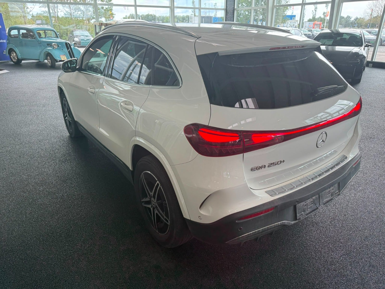 Hvid Mercedes EQA250+ fra 2024