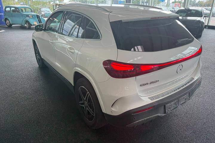 Hvid Mercedes EQA250+ fra 2024