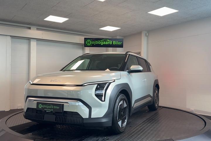 Sølv Kia EV3 fra 2025 set udefra