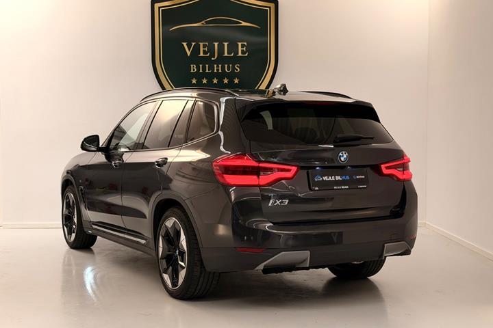 Gul BMW iX3 fra 2021