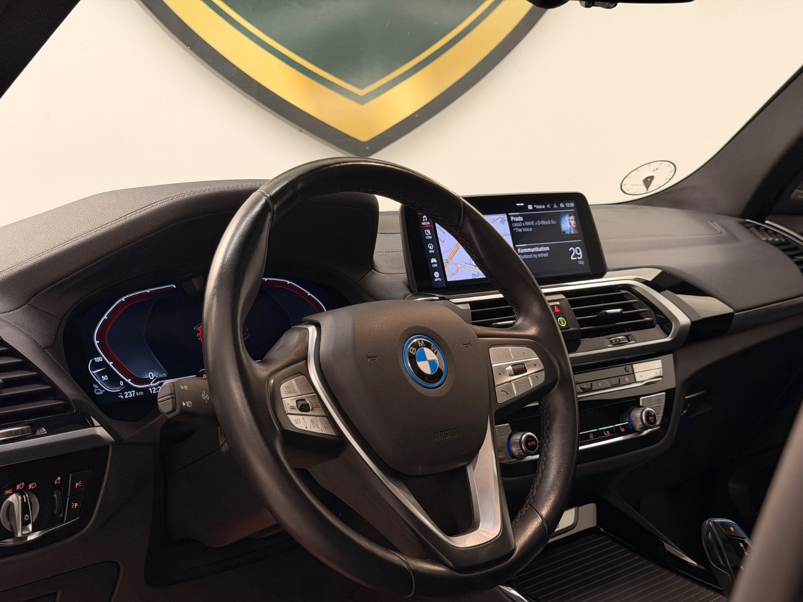 Gul BMW iX3 fra 2021