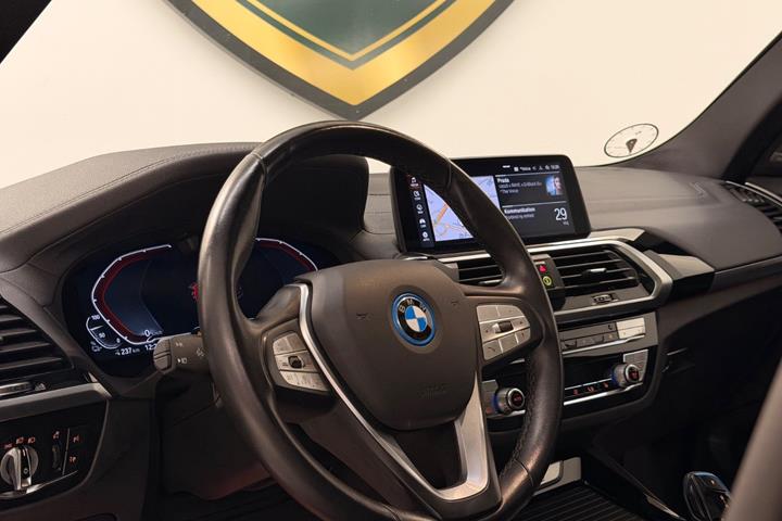 Gul BMW iX3 fra 2021