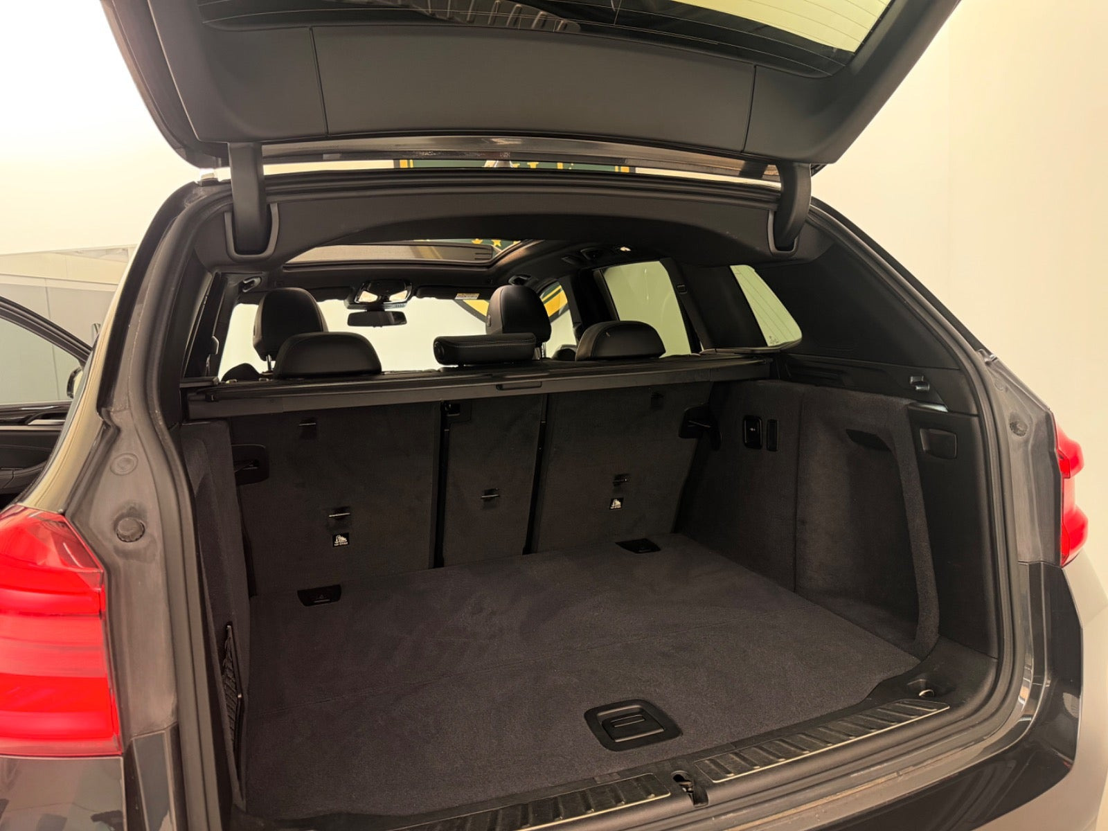 Gul BMW iX3 fra 2021