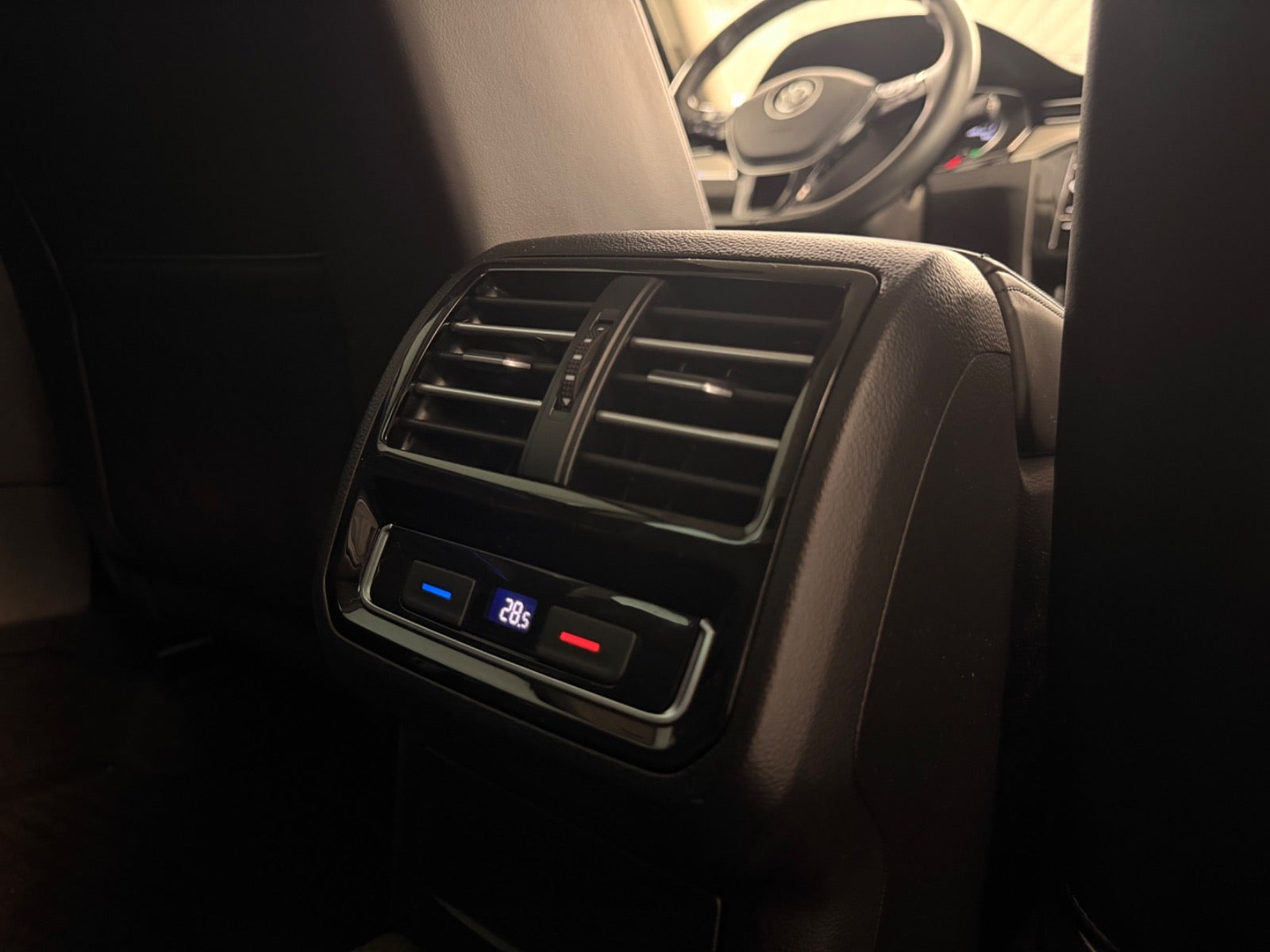 Grøn VW Passat fra 2018