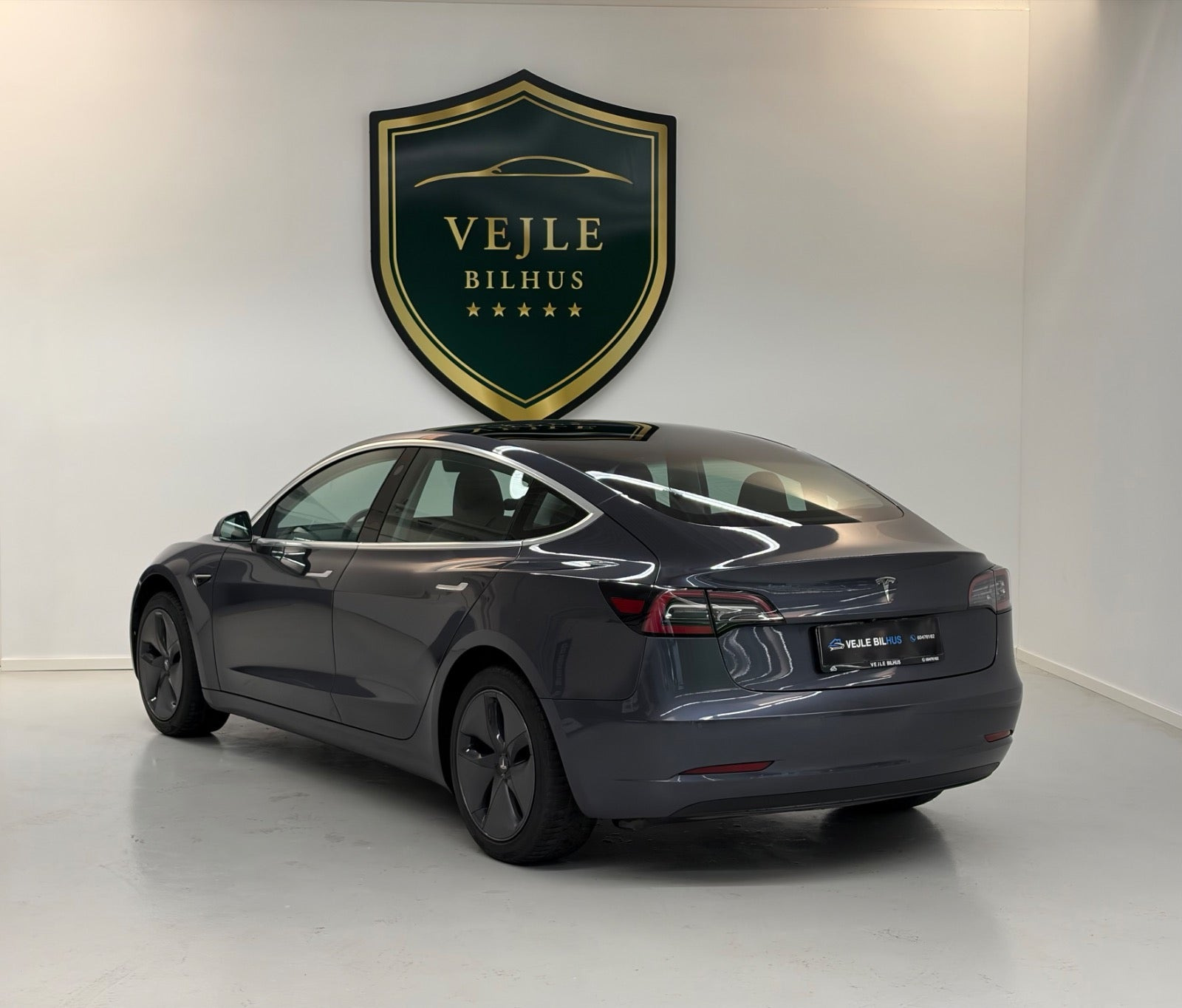 Grøn Tesla Model 3 fra 2019