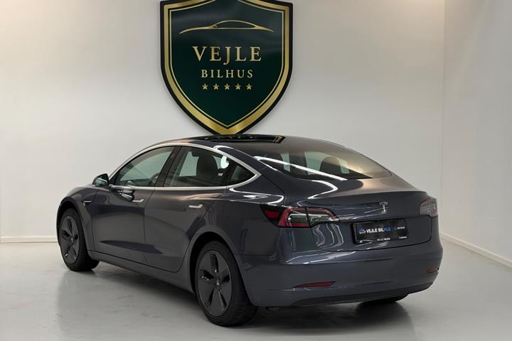 Grøn Tesla Model 3 fra 2019
