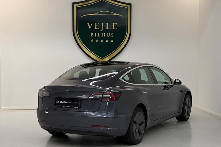Grøn Tesla Model 3 fra 2019