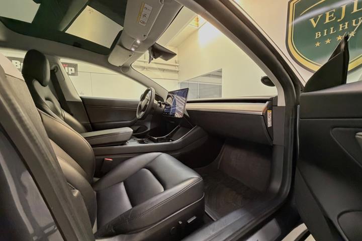 Grøn Tesla Model 3 fra 2019