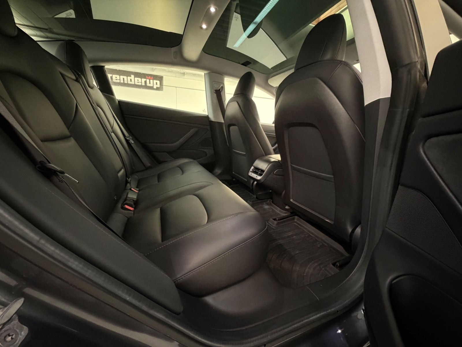 Grøn Tesla Model 3 fra 2019
