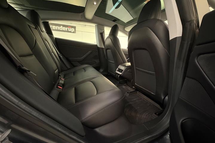 Grøn Tesla Model 3 fra 2019