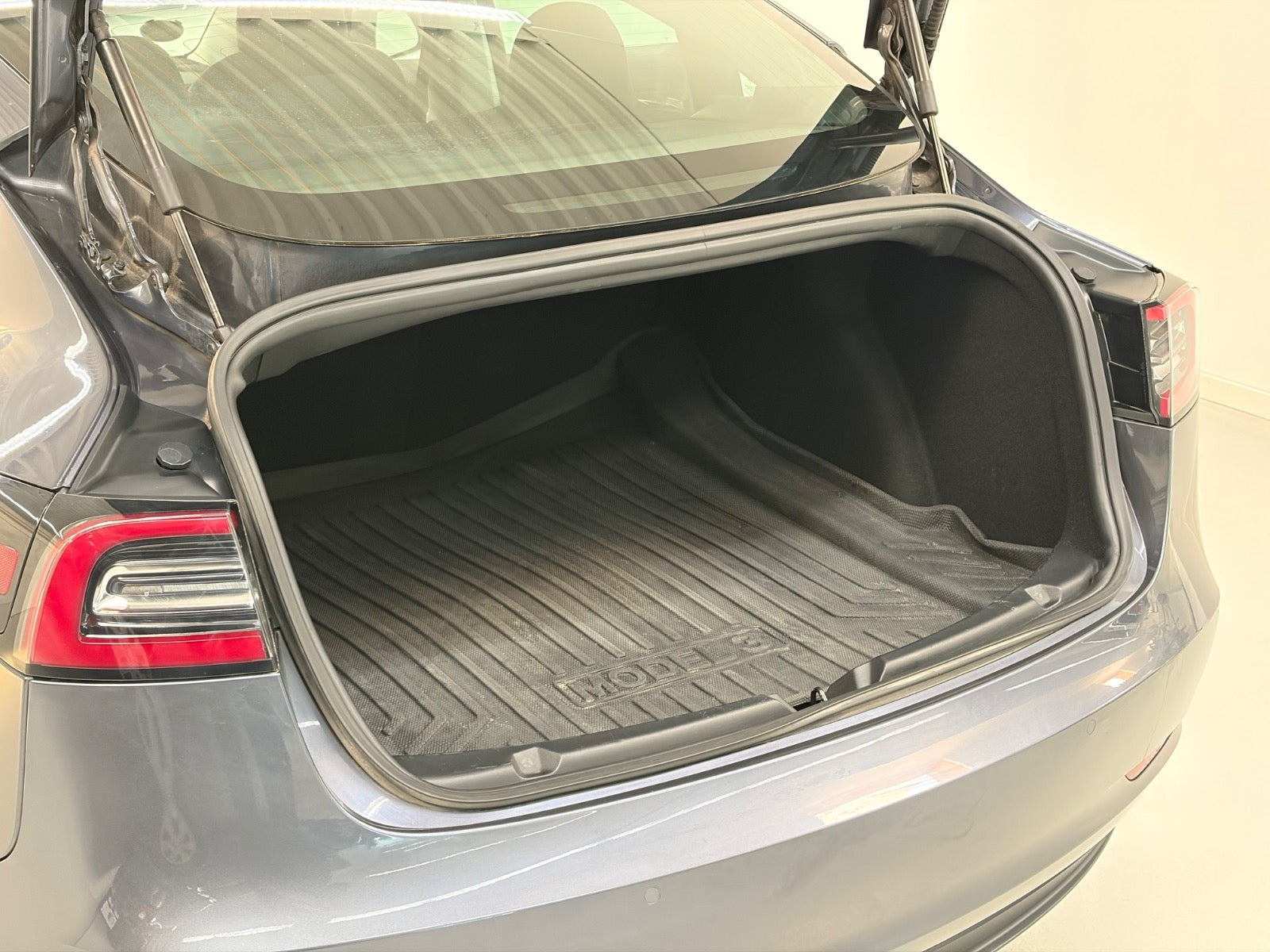 Grøn Tesla Model 3 fra 2019