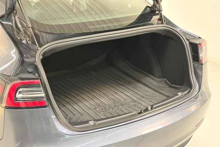 Grøn Tesla Model 3 fra 2019