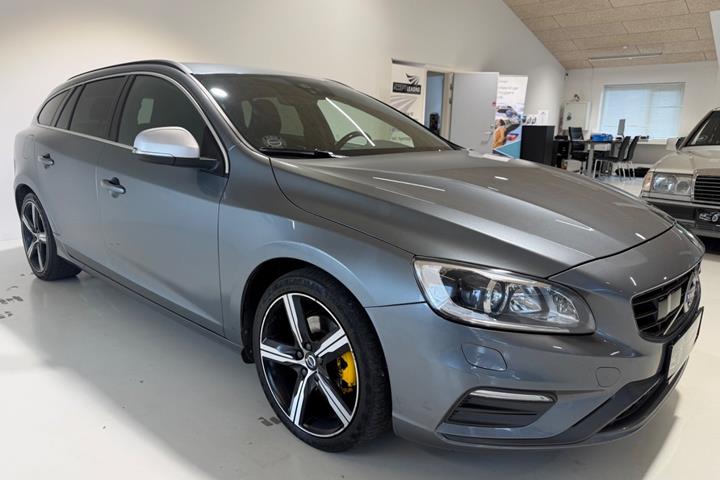 Grå Volvo V60 fra 2017